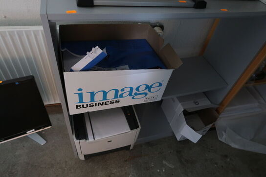 Computerskærm, printere, skæremaskine, reoler, kontorartikler m.m.
