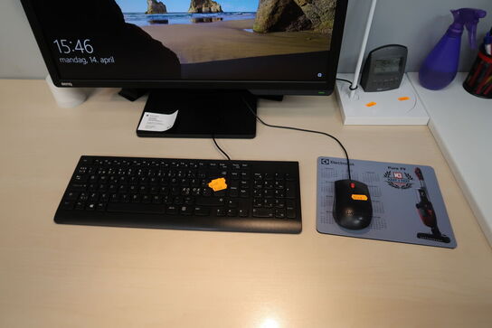 Computerskærm BENQ XL2411, tastatur, mus, computer LENOVO