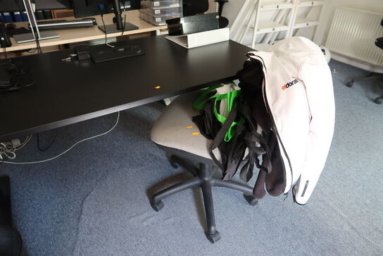 El. hæve/sænke skrivebord samt kontorstol