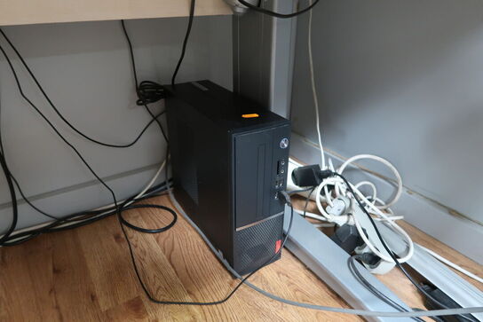 Computerskærm BENQ XL2411, tastatur, mus, computer LENOVO