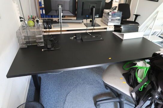 El. hæve/sænke skrivebord samt kontorstol