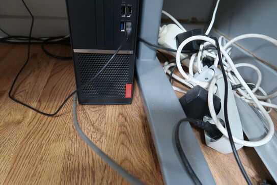 Computerskærm BENQ XL2411, tastatur, mus, computer LENOVO