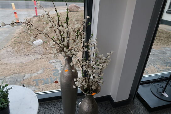 2 stk. vaser med kunstige blomster