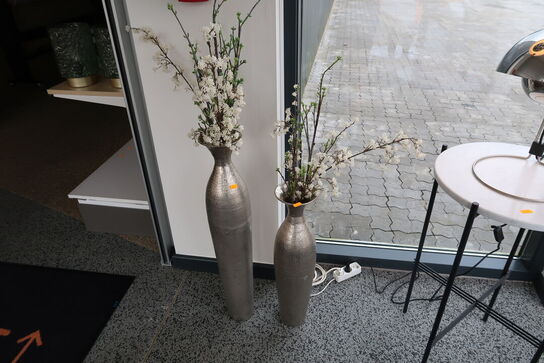 2 stk. vaser med kunstige blomster