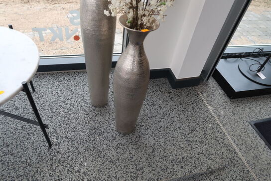 2 stk. vaser med kunstige blomster