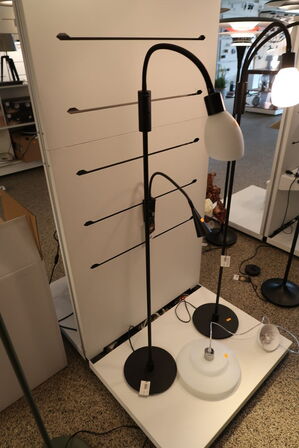 Gulvlampe HERSTAL Cut 1 arm Sort/Opal