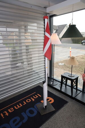 Flagstang med flag