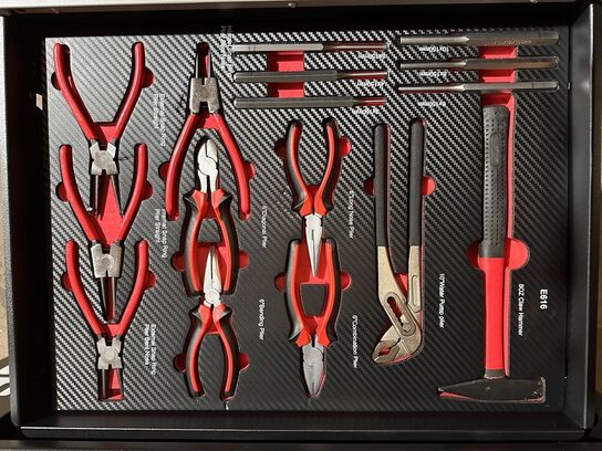 Værktøjsvogn Bearsafe, sort, med 10 skuffer og 258 dele værktøj. Skuffer kan aflåses med centrallås, låge med lås i siden af skabet med plads til opbevaring af spraydåser mv. store letløbende hjul. Ubrugt,