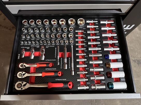 Værktøjsvogn Bearsafe, sort, med 10 skuffer og 258 dele værktøj. Skuffer kan aflåses med centrallås, låge med lås i siden af skabet med plads til opbevaring af spraydåser mv. store letløbende hjul. Ubrugt,