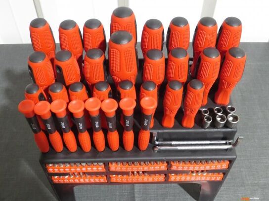 Skruetrækkersæt med 100 dele i plastkasse. Ubrugt.