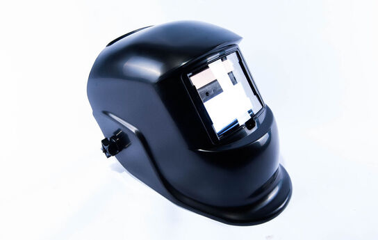 Svejsehjelm med speedglas i farven sort. CE godkendt og med batteri drevet af solceller. Justerbar forsinkelsestid på ned til 0,1 sek. Ubrugt.