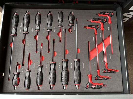 Værktøjsvogn Bearsafe, sort, med 6 skuffer og en del værktøj. Skuffer kan aflåses med centrallås, låge med lås i siden af skabet med plads til opbevaring af spraydåser mv. store letløbende hjul. Ubrugt,