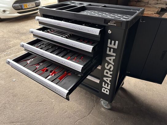 Værktøjsvogn Bearsafe, sort, med 6 skuffer og en del værktøj. Skuffer kan aflåses med centrallås, låge med lås i siden af skabet med plads til opbevaring af spraydåser mv. store letløbende hjul. Ubrugt,