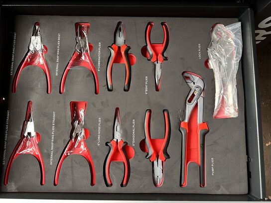 Værktøjsvogn Bearsafe, sort, med 6 skuffer og en del værktøj. Skuffer kan aflåses med centrallås, låge med lås i siden af skabet med plads til opbevaring af spraydåser mv. store letløbende hjul. Ubrugt,