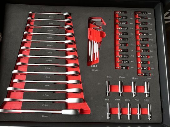 Værktøjsvogn Bearsafe, sort, med 6 skuffer og en del værktøj. Skuffer kan aflåses med centrallås, låge med lås i siden af skabet med plads til opbevaring af spraydåser mv. store letløbende hjul. Ubrugt,