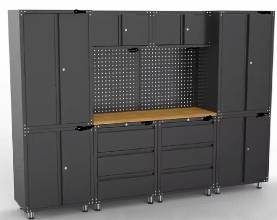 Værkstedsreol m. værktøjsvæg. Alt er lavet i metal. Arbejdsbord med bordplade i træ. Værktøjsvæg til ophæng af værktøj samt overskabe med låger. Totalmål B271 X H187 cm. Usamlet og ubrugt.