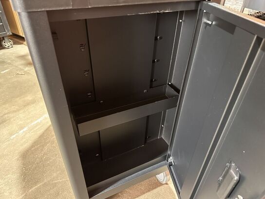 Værktøjsvogn Bearsafe, rød, med 7 skuffer og en del værktøj. Skuffer kan aflåses med centrallås, låge med lås i siden af skabet med plads til opbevaring af spraydåser mv. store letløbende hjul. Ubrugt,