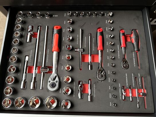 Værktøjsvogn Bearsafe, sort, med 6 skuffer og en del værktøj. Skuffer kan aflåses med centrallås, låge med lås i siden af skabet med plads til opbevaring af spraydåser mv. store letløbende hjul. Ubrugt,