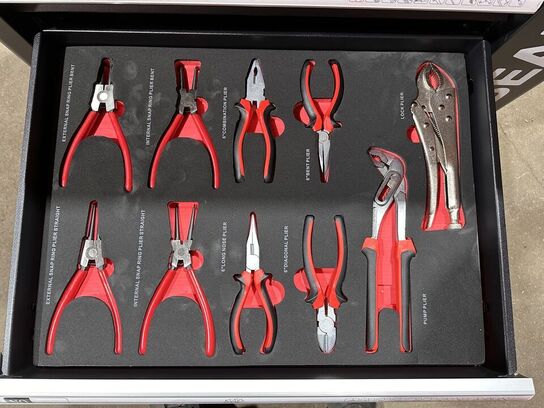 Værktøjsvogn Bearsafe, rød, med 7 skuffer og en del værktøj. Skuffer kan aflåses med centrallås, låge med lås i siden af skabet med plads til opbevaring af spraydåser mv. store letløbende hjul. Ubrugt,