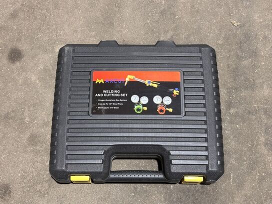 Svejse-/skæresæt med meget tilbehør i praktisk kuffert. 
