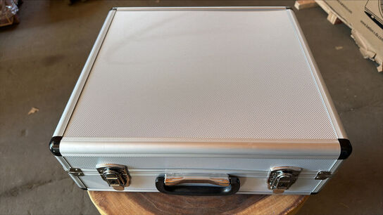 Diamant kopbor sæt i med 5 størrelser bor i 127, 117, 65, 52 & 38 mm. I praktik alu kuffert til opbevaring. 