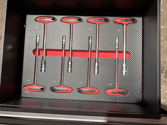 Værktøjsvogn Bearsafe, sort, med 10 skuffer og 258 dele værktøj. Skuffer kan aflåses med centrallås, låge med lås i siden af skabet med plads til opbevaring af spraydåser mv. store letløbende hjul. Ubrugt,