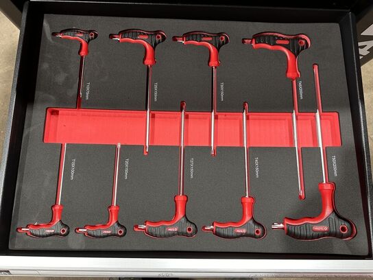 Værktøjsvogn Bearsafe, rød, med 7 skuffer og en del værktøj. Skuffer kan aflåses med centrallås, låge med lås i siden af skabet med plads til opbevaring af spraydåser mv. store letløbende hjul. Ubrugt,