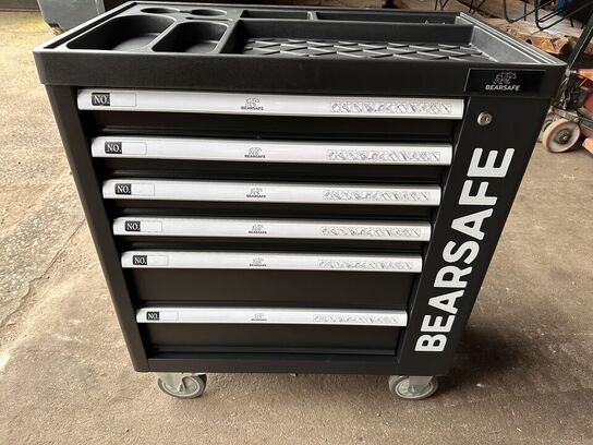 Værktøjsvogn Bearsafe, sort, med 6 skuffer og en del værktøj. Skuffer kan aflåses med centrallås, låge med lås i siden af skabet med plads til opbevaring af spraydåser mv. store letløbende hjul. Ubrugt,