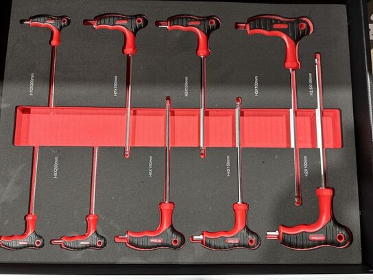 Værktøjsvogn Bearsafe, rød, med 7 skuffer og en del værktøj. Skuffer kan aflåses med centrallås, låge med lås i siden af skabet med plads til opbevaring af spraydåser mv. store letløbende hjul. Ubrugt,