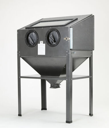 Sandblæsekabinet med tætnede handsker. Blæsematerialet recirkuleres og genanvendes indtil det er brugt eller har mistet sin slibende virkning.