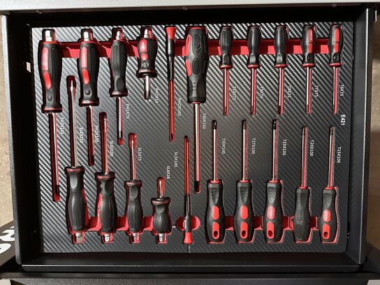 Værktøjsvogn Bearsafe, sort, med 10 skuffer og 258 dele værktøj. Skuffer kan aflåses med centrallås, låge med lås i siden af skabet med plads til opbevaring af spraydåser mv. store letløbende hjul. Ubrugt,