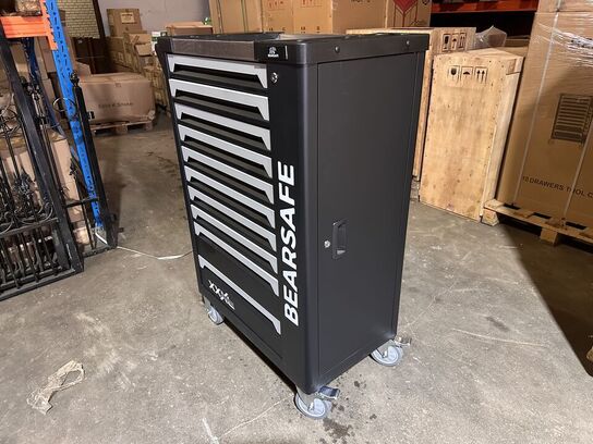 Værktøjsvogn Bearsafe, sort, med 10 skuffer og 258 dele værktøj. Skuffer kan aflåses med centrallås, låge med lås i siden af skabet med plads til opbevaring af spraydåser mv. store letløbende hjul. Ubrugt,