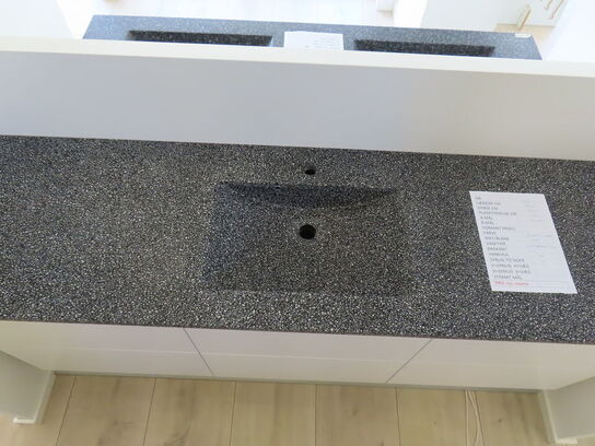 Badeværelses arrangement - 6 stk. skuffer med fuldt udtræk og push/soft close og KUMA vask