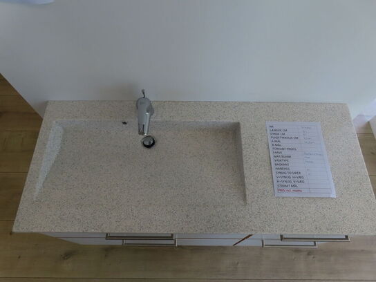 Badeværelses arrangement - 4 stk. skuffer med fuldt udtræk og soft close og KUMA vask og armatur