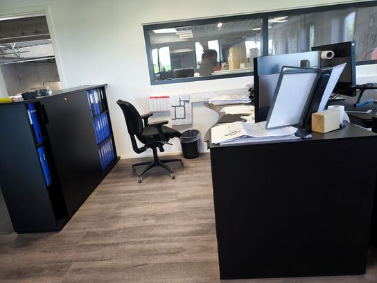 El. hæve/sænke skrivebord, kontorstol, samt 2 stk. skabe/reol