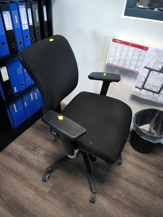 El. hæve/sænke skrivebord, kontorstol, samt 2 stk. skabe/reol