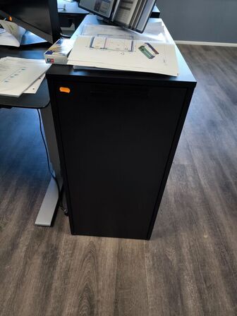 El. hæve/sænke skrivebord, kontorstol, samt 2 stk. skabe/reol