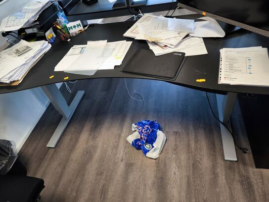 El. hæve/sænke skrivebord, kontorstol, samt 2 stk. skabe/reol