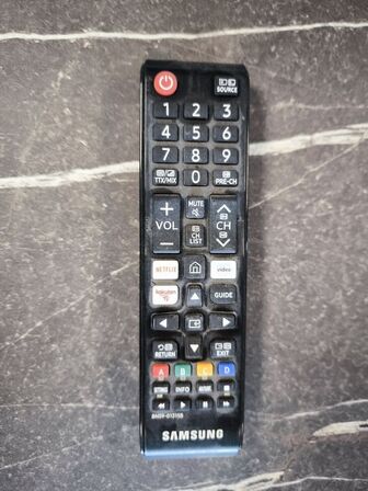 Fjernsyn SAMSUNG UE75TU6905KXXC med fjernbetjening