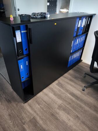 El. hæve/sænke skrivebord, kontorstol, samt 2 stk. skabe/reol