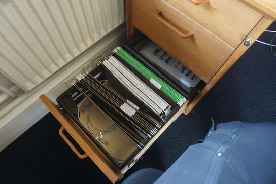 Hæve/sænkebord inkl. stol og 2 stk. kontorskab