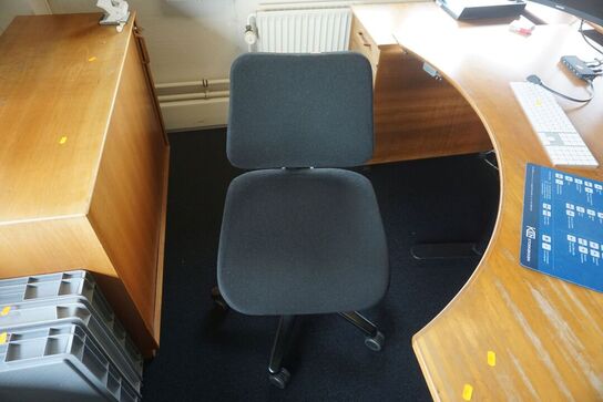 Hæve/sænkebord inkl. stol og 2 stk. kontorskab