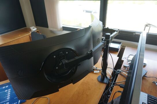 2 stk. skærme + tastatur & headset