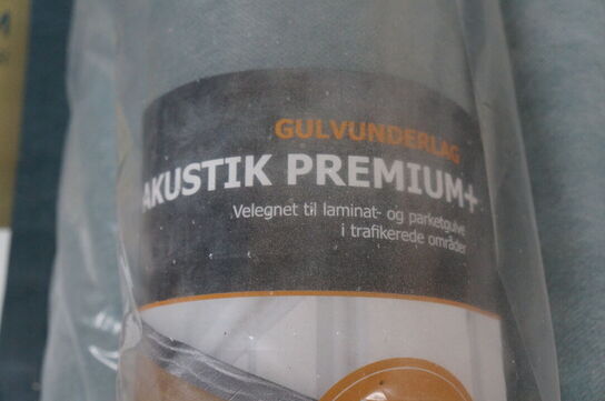 5 pakker laminatgulv + 7 ruller gulvunderlag 
