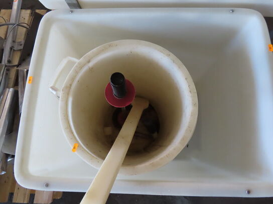 Plastkar inkl. Indhold.