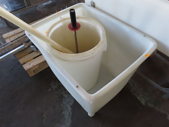 Plastkar inkl. Indhold.