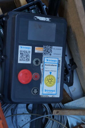 Palle med diverse reserveledele til port 