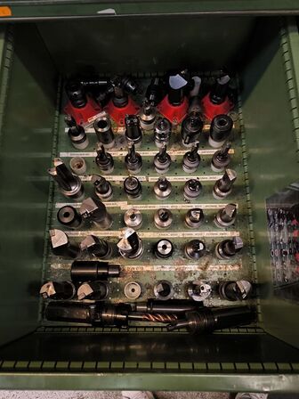 Diverse værktøjsholdere, fræsebor m.m. I skuffe