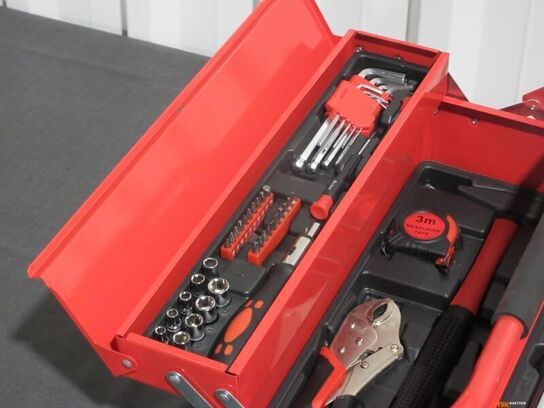 Rød værktøjskasse i metal med ca. 66 dele værktøj