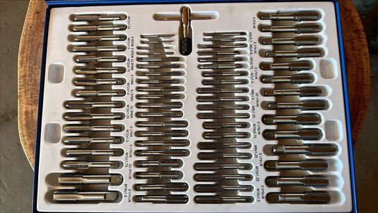 Komplet gevindskæresæt med 110 dele i praktisk kuffert